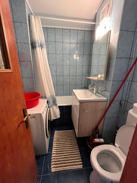 Baba Novac fix langa parc IOR, metrou Dristor, bloc mixt