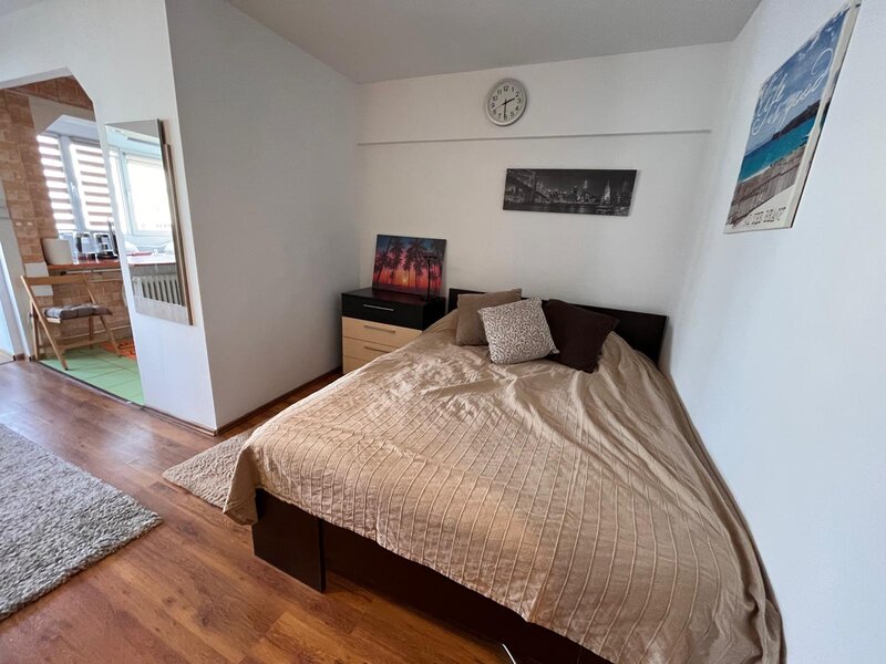 Baba Novac fix langa parc IOR, metrou Dristor, bloc mixt